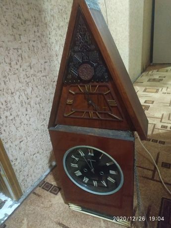 Часы  настенные советских времён цена за обе.