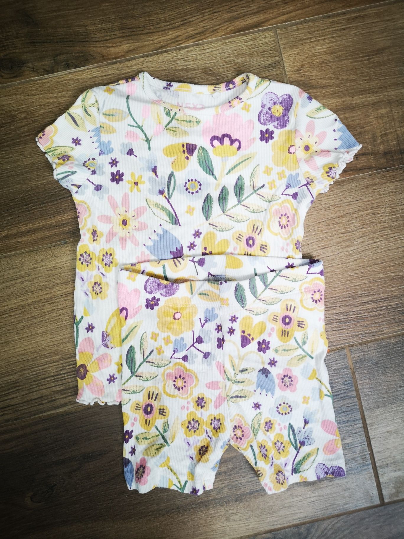 Komplet zestaw t-shirt bluzka i szorty spodenki prążek kwiaty Next 92