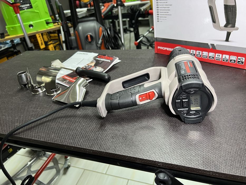 Строительный фен CROWN CT19024K С дисплеем + насадки 2000 Вт