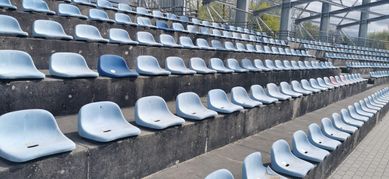 Oddam za darmo siedziska stadionowe krzesełka