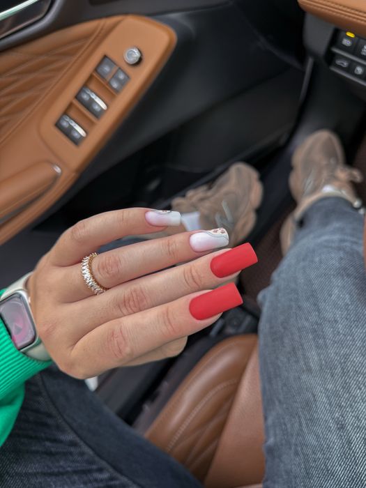 Манікюр та педикюр у студії