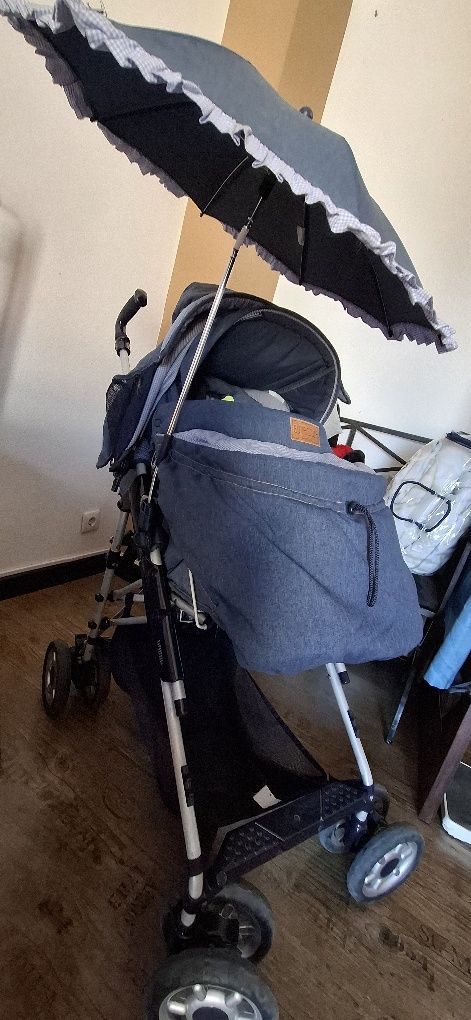 Carrinho completo com bebé conforto