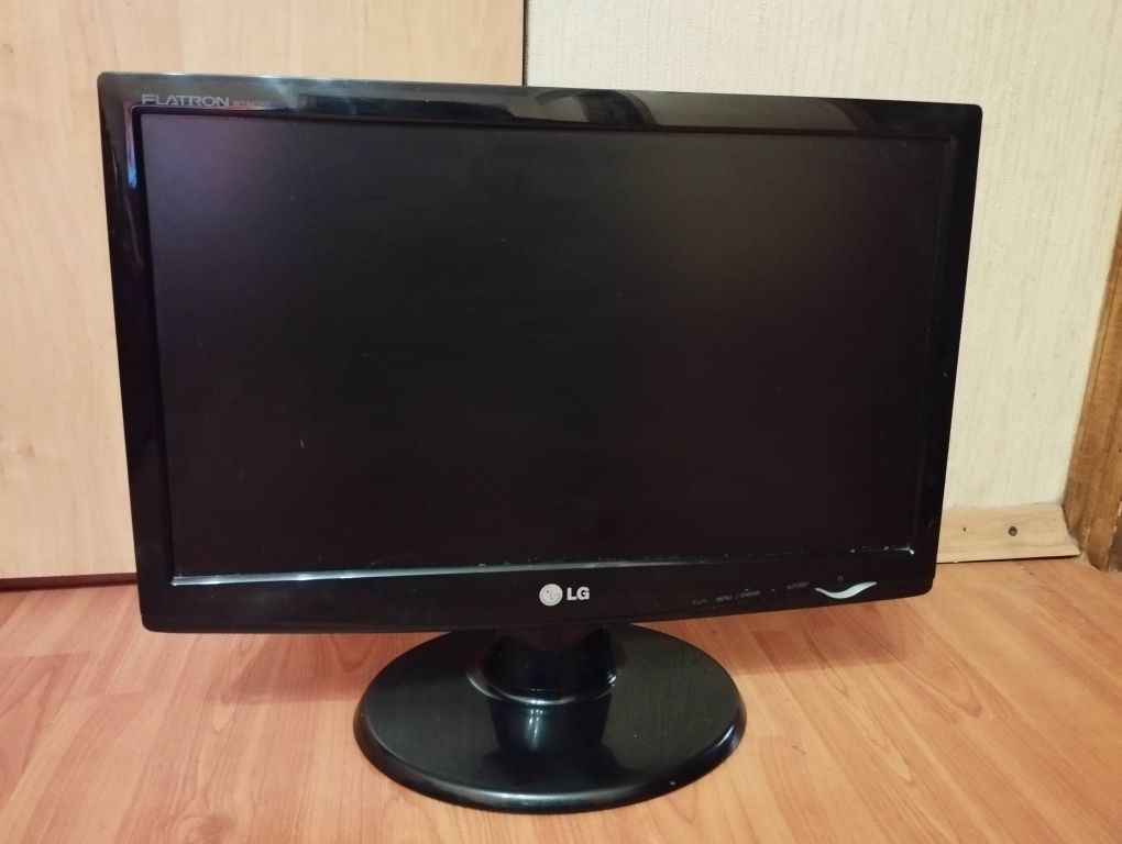 Монитор LG W1943SS / 18.5" (1366x768) TN / VGA / VESA 75x75