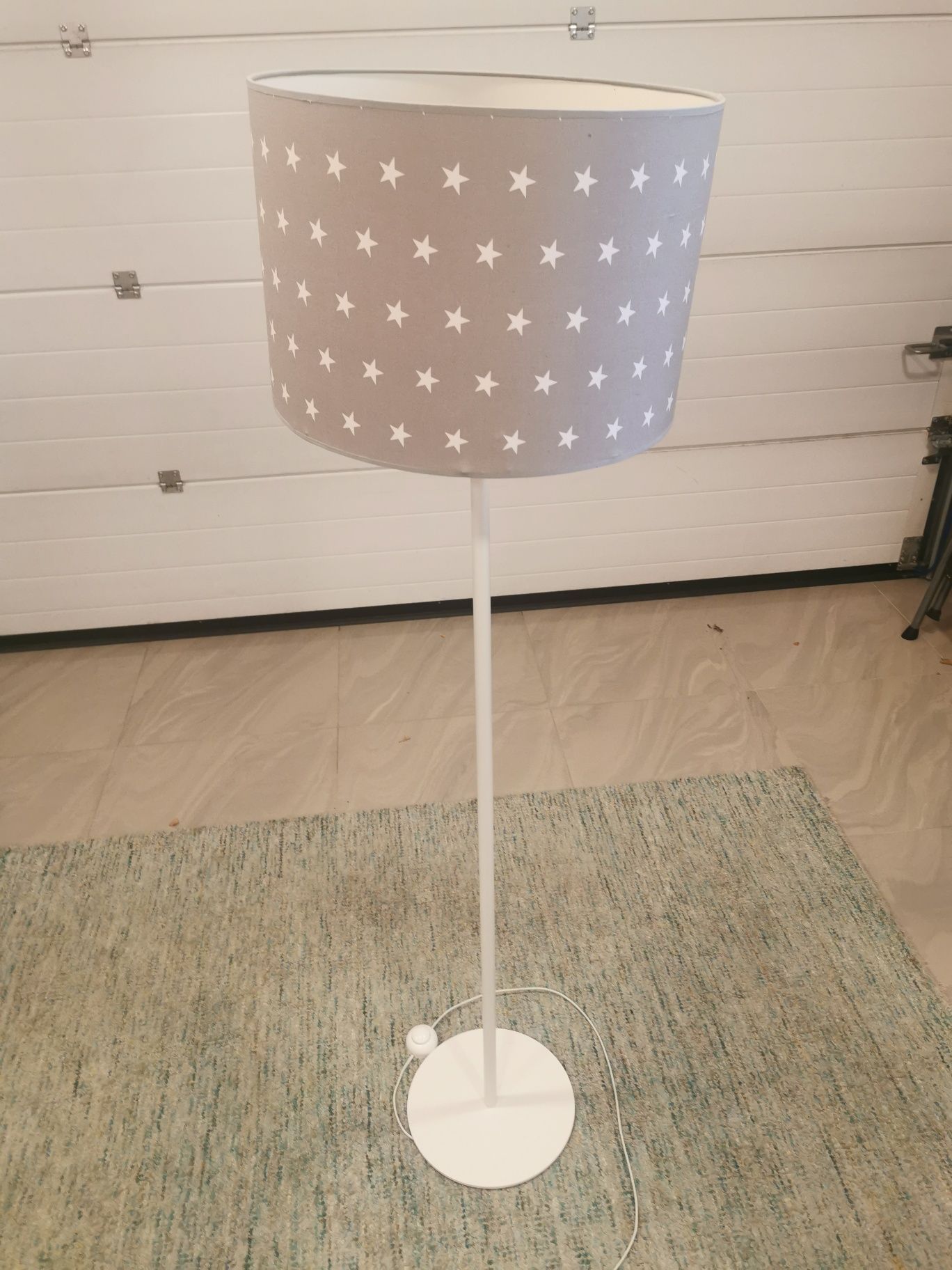 Lampa stojąca, z szarym abażurem