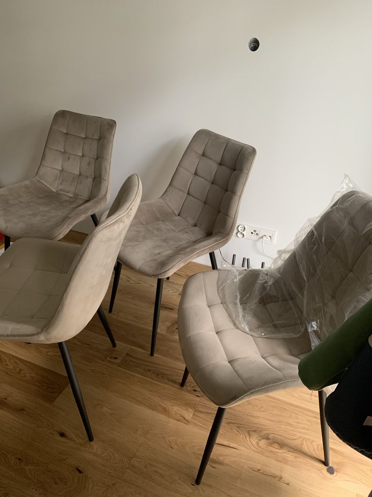 Nove krzesła tapicerowane do kuchni, jadalni lub salonu