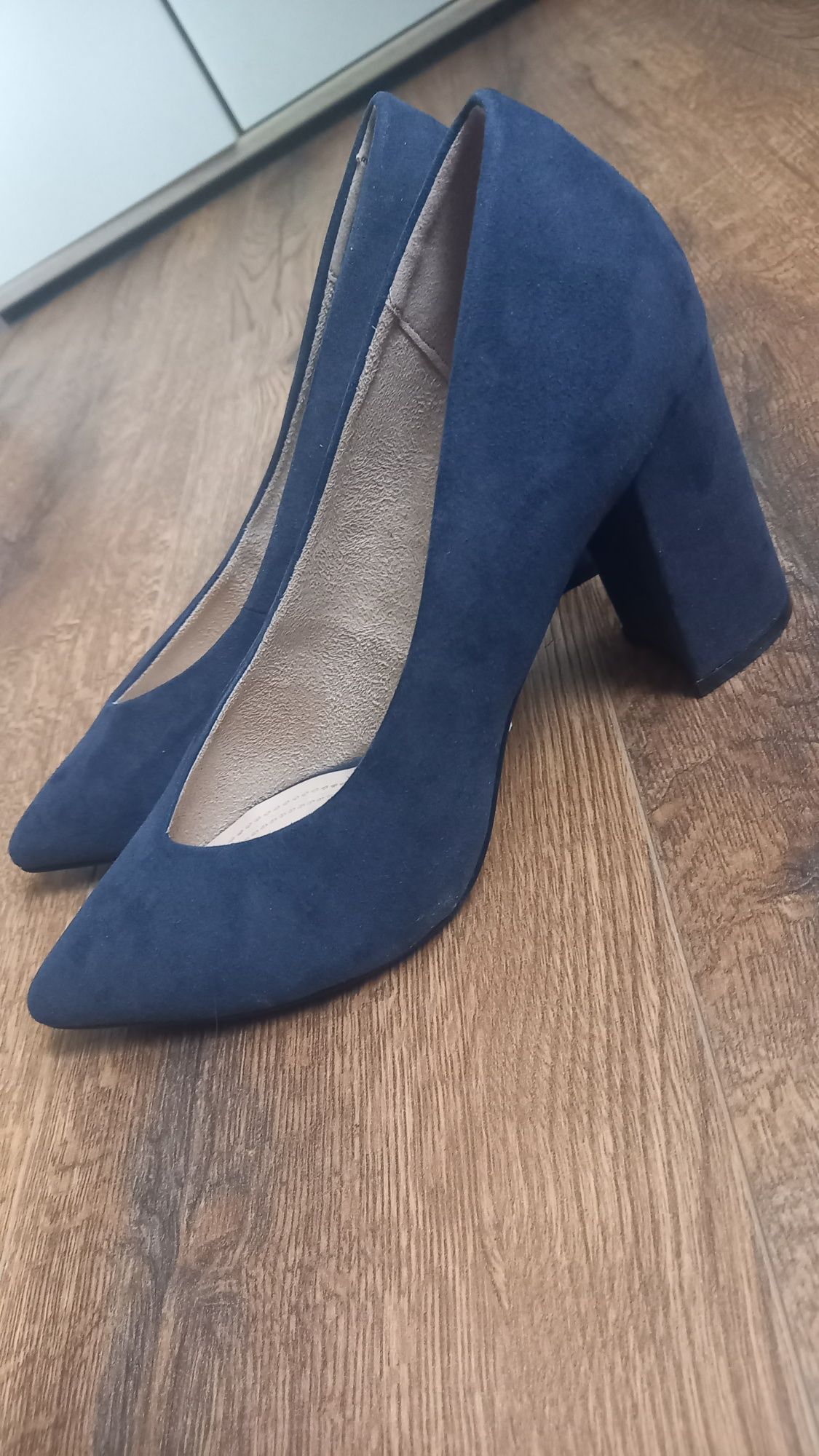 Buty na obcasie granatowe zamszowej roz.40  Corina nowe