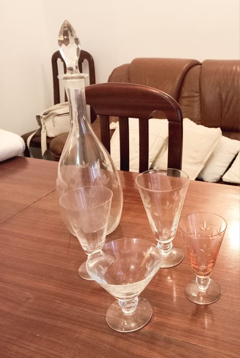 Serviço de copos de vidro antigos com gravação