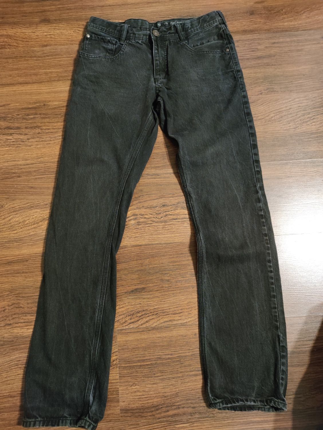 Czarne długie jeansy