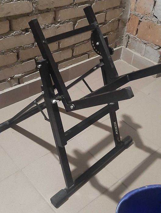Stelaż  firmy AKMUZ pod odsłuch muzyczny