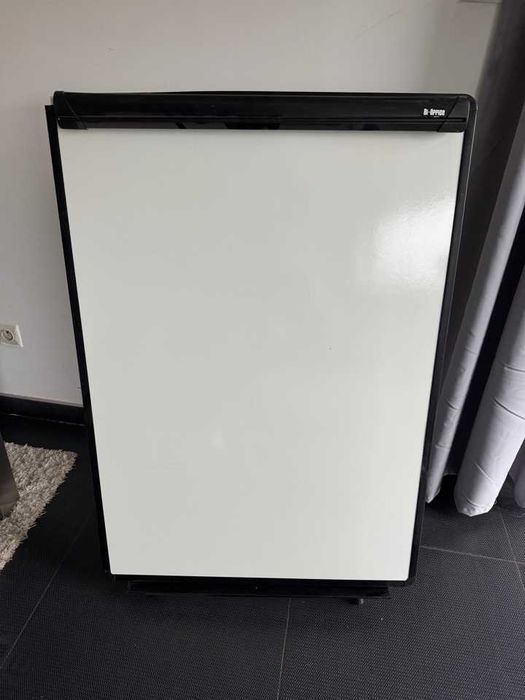 Tablica flipchart na trzech nogach suchościeralna magnetyczna