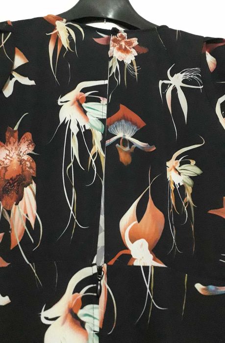 Vestido midi preto com padrão floral da H&M Tam 38