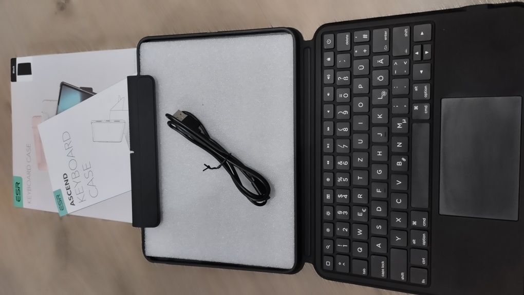 Чохол - клавіатура  для iPad Air 13 дюймів (2024) з трекпадом