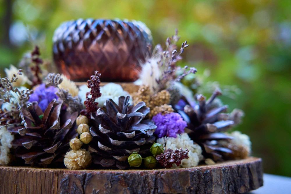 Dekoracja/stroik/świecznik z suszonych kwiatów na plastrze drewna