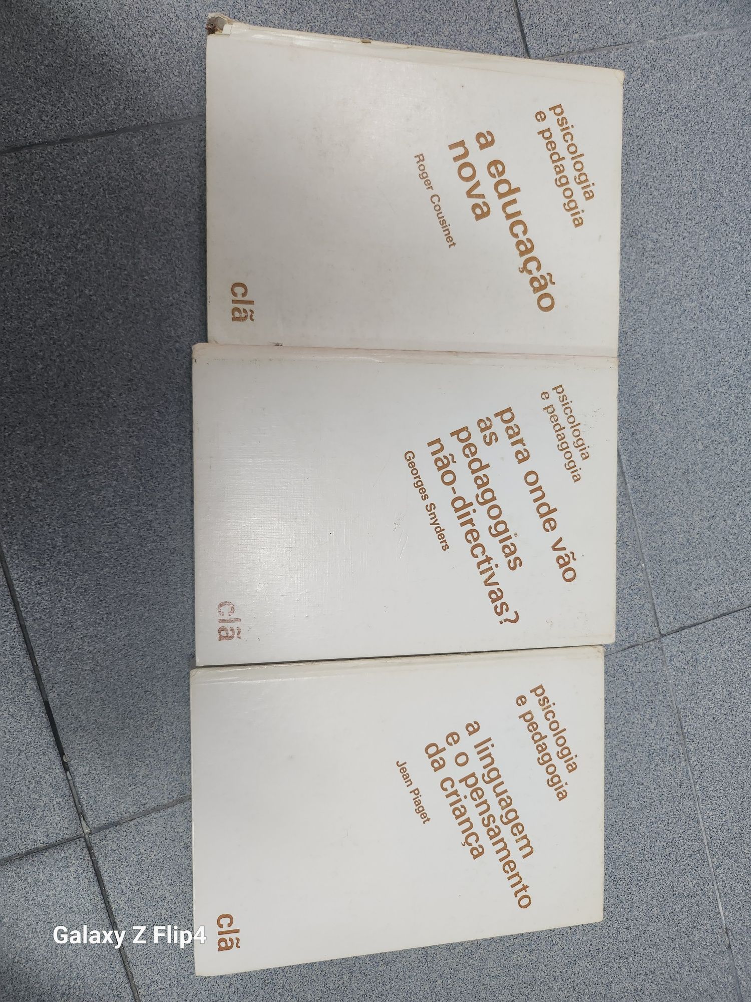 Vários livros de diversos temas.