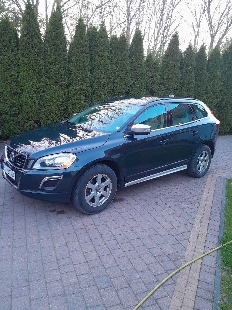 Volvo XC60 delikatnie uszkodzone