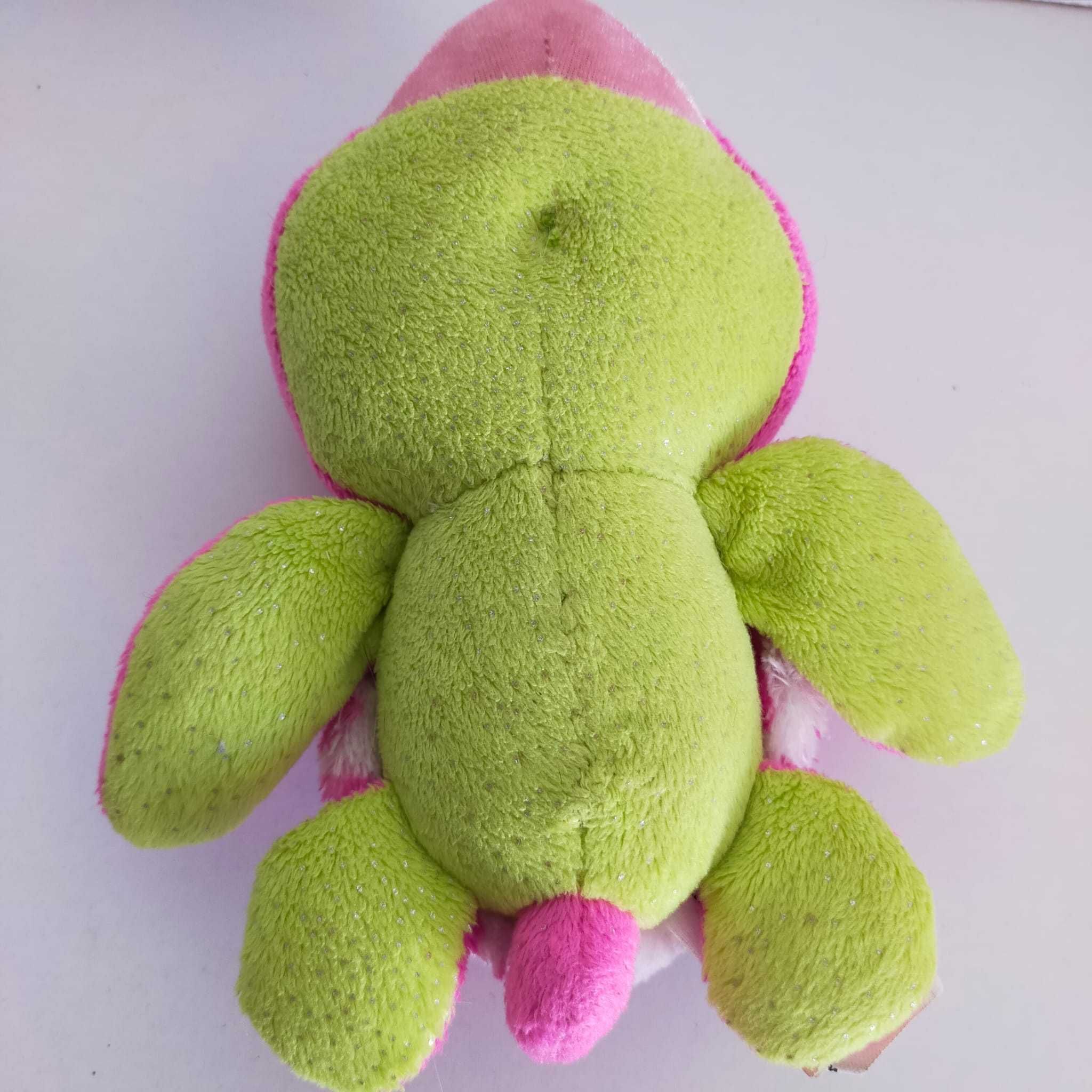 Animal de peluche tartaruga cor de rosa e verde de olhos brilhantes