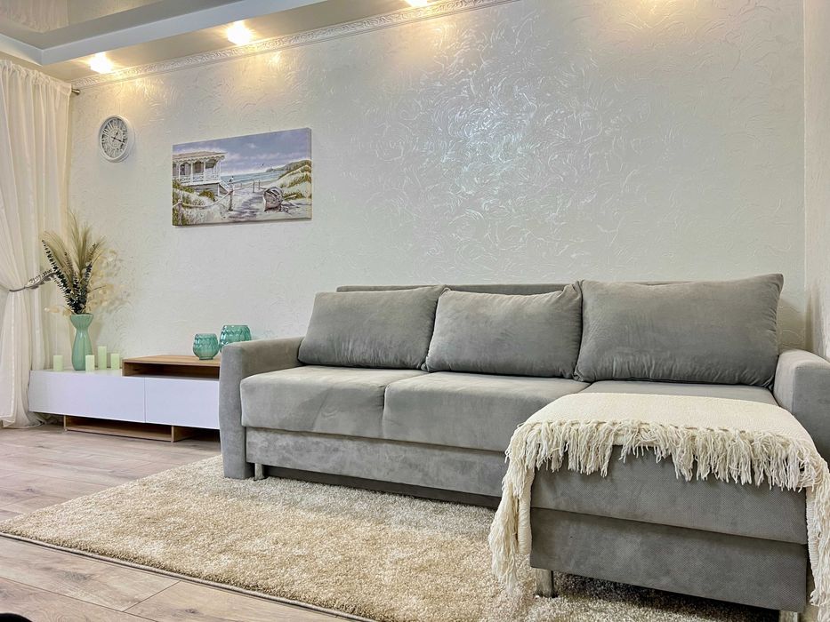 Студія. Дружба. Поруч озеро