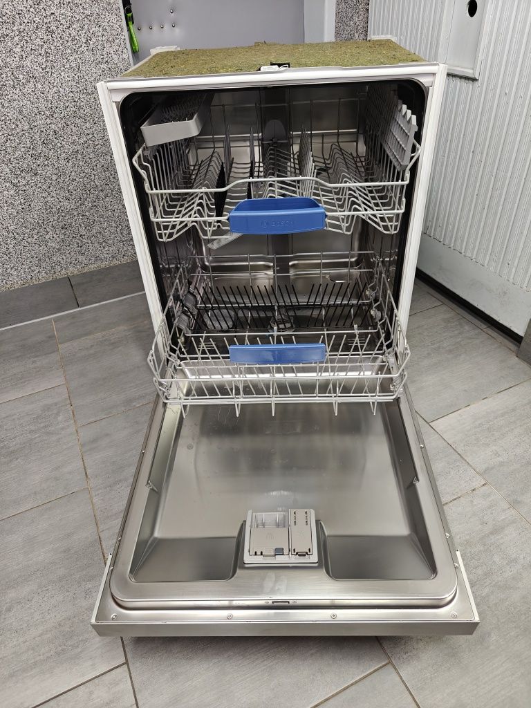 Zmywarka Bosch 60 z widocznym panelem do pełnej zabudowy