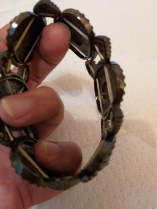 Brazoletka czarna miniąca z kryształkami na gumke