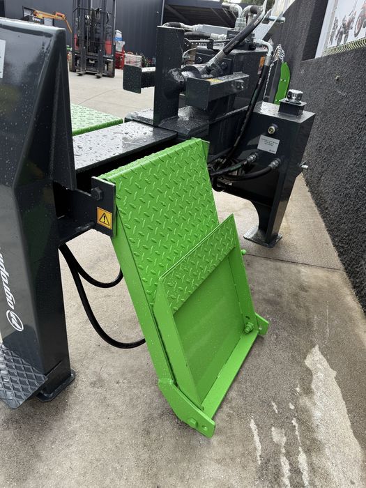 Rachador de lenha 30 ton. Com radiador e plataforma elevatoria