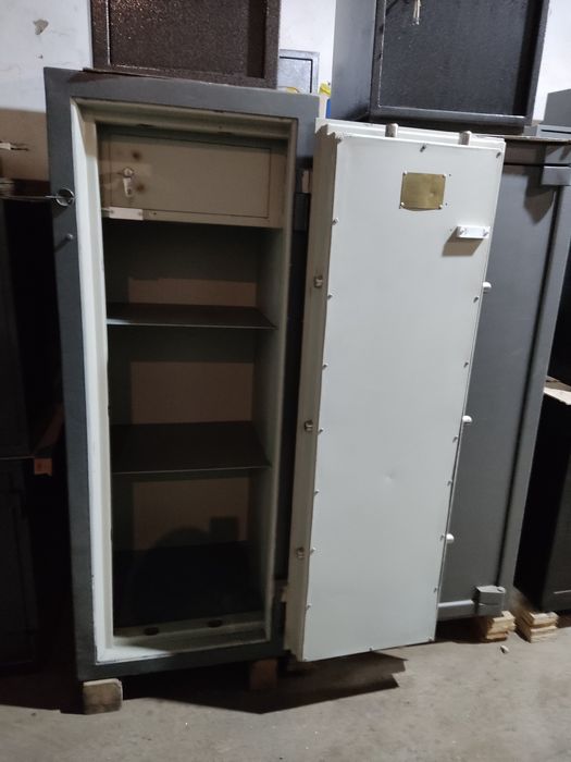 Продаю б.у сейф 2 клас захисту( 3 замка)