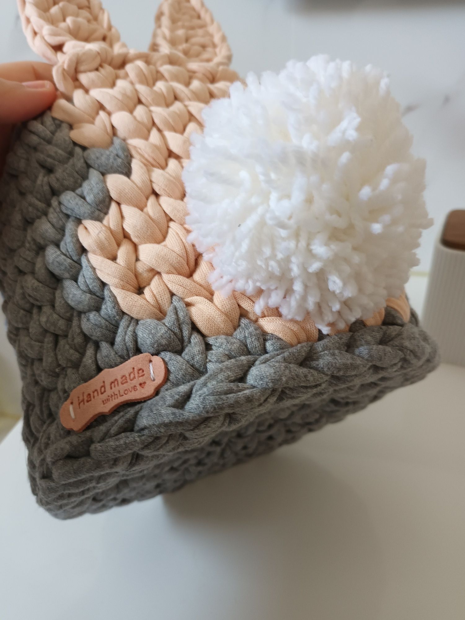 Cesta com coelho feita à mão em crochet