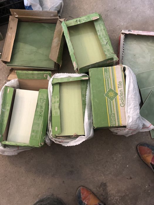 Залишок плитки облицювальної настінної і  для підлоги.