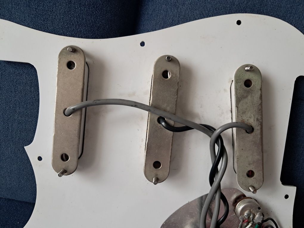 Elektronika z maskownicami do gitary strat
