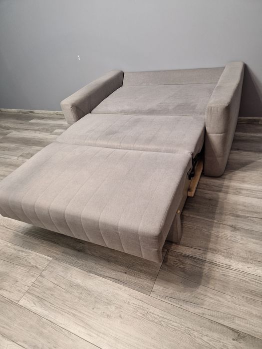 Sofa rozkładana z pojemnikiem na pościel
