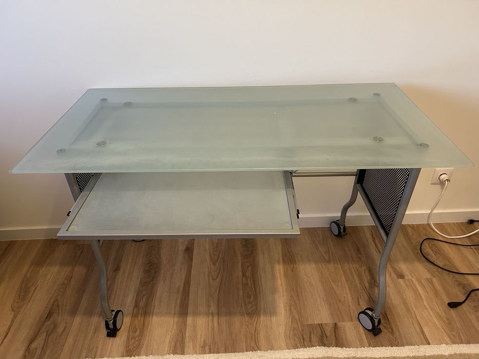 Mesa escritorio com rodas e tampo em vidro