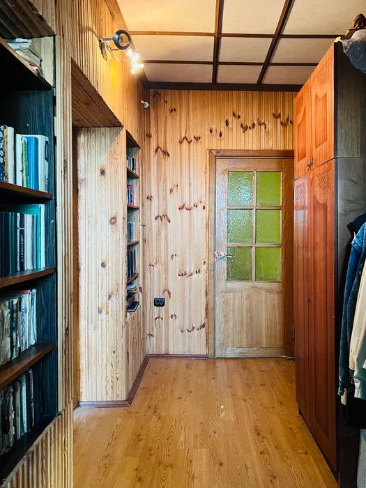 Добротний будинок поруч з озером та дубовим гаєм.Гараж,баня,підвал;газ