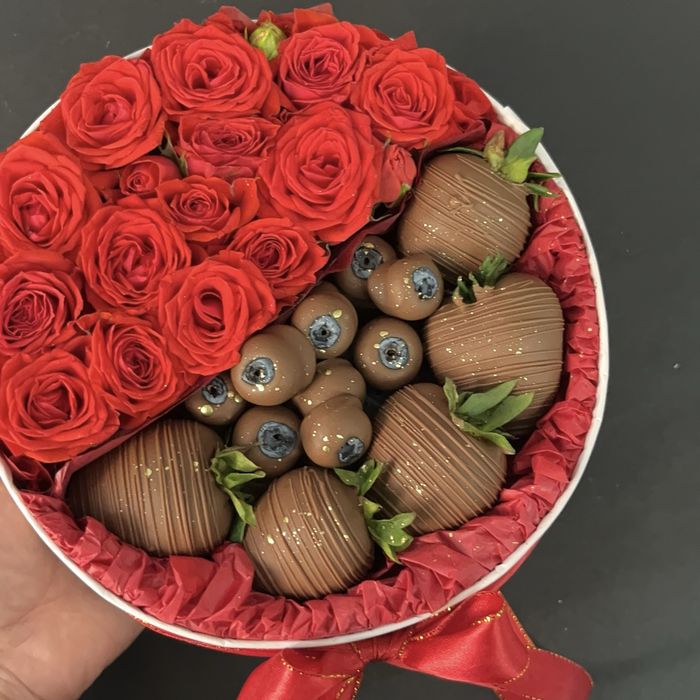 Букет квітів з полуницею в шоколаді