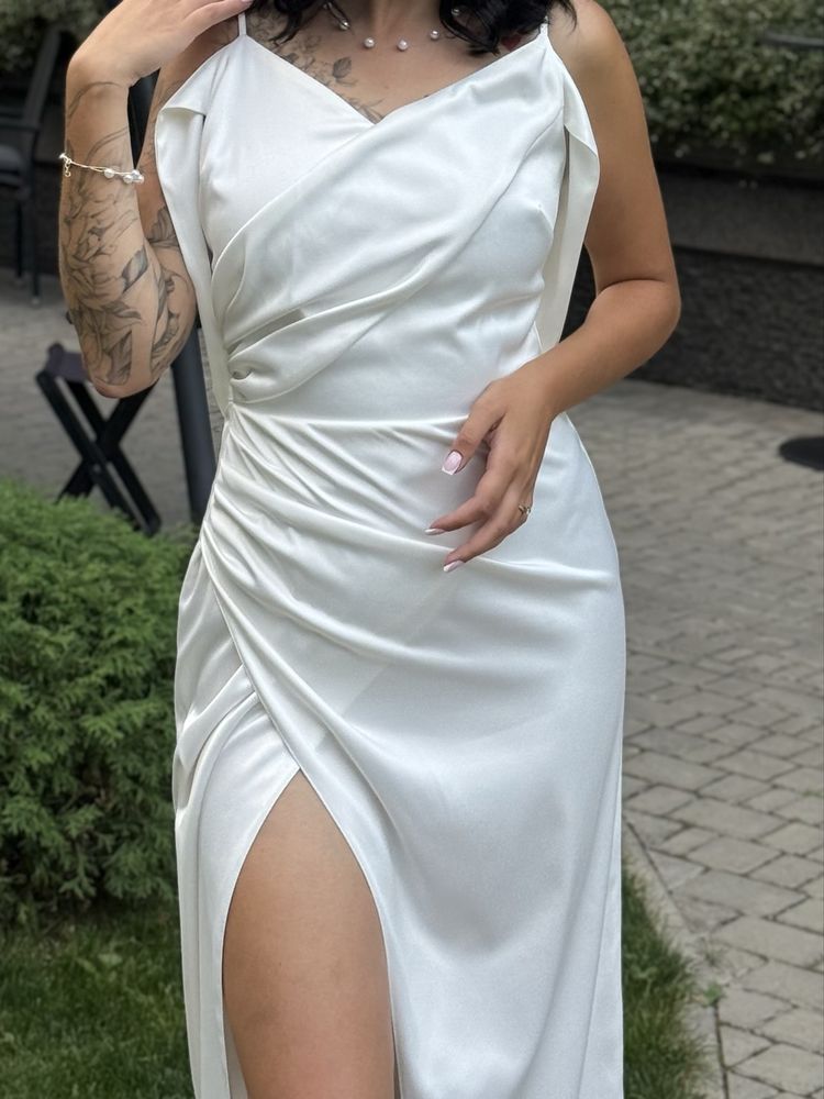 Біла вечірня сукня