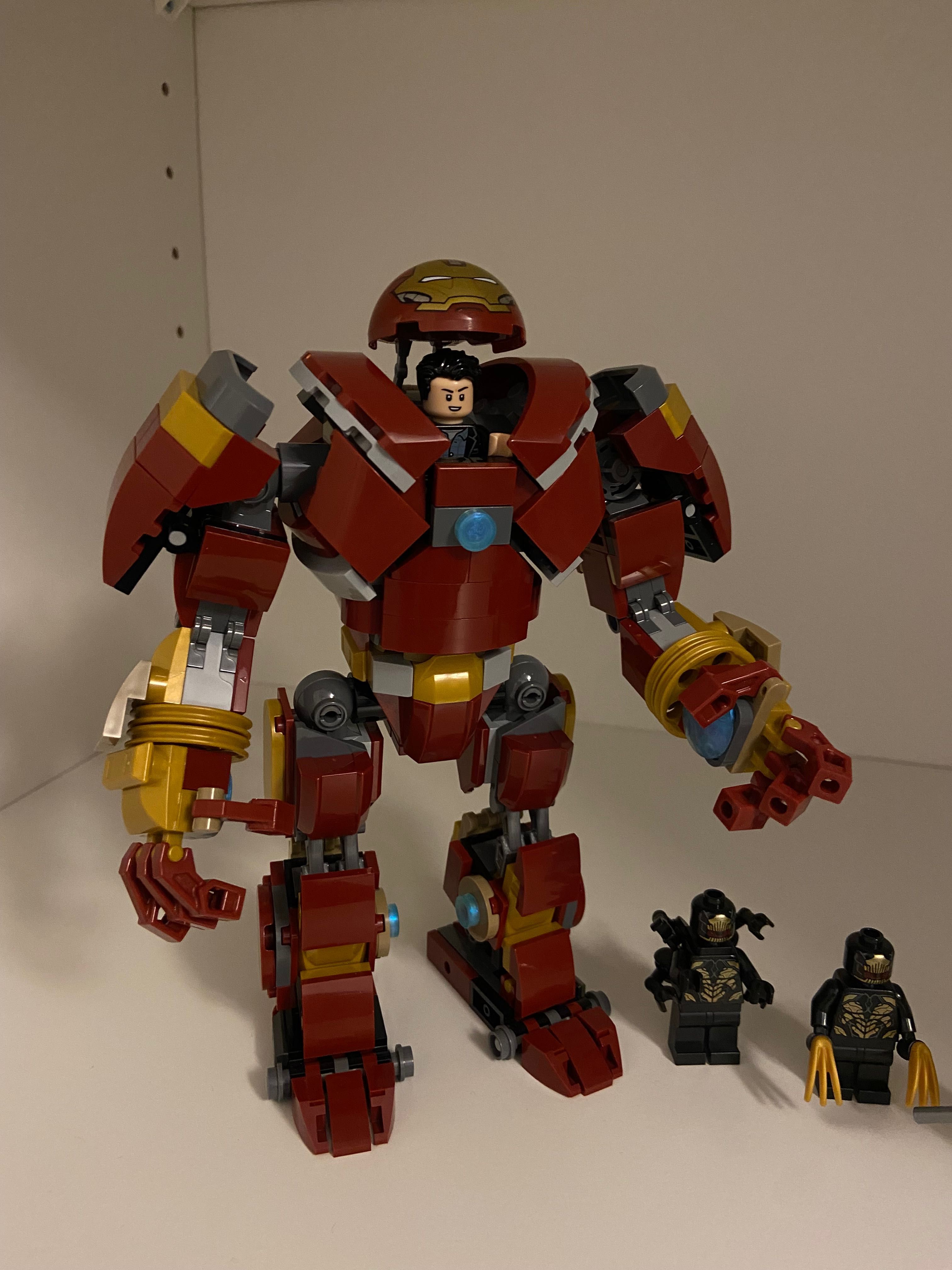 Lego Hulkbuster plus 4 figurki