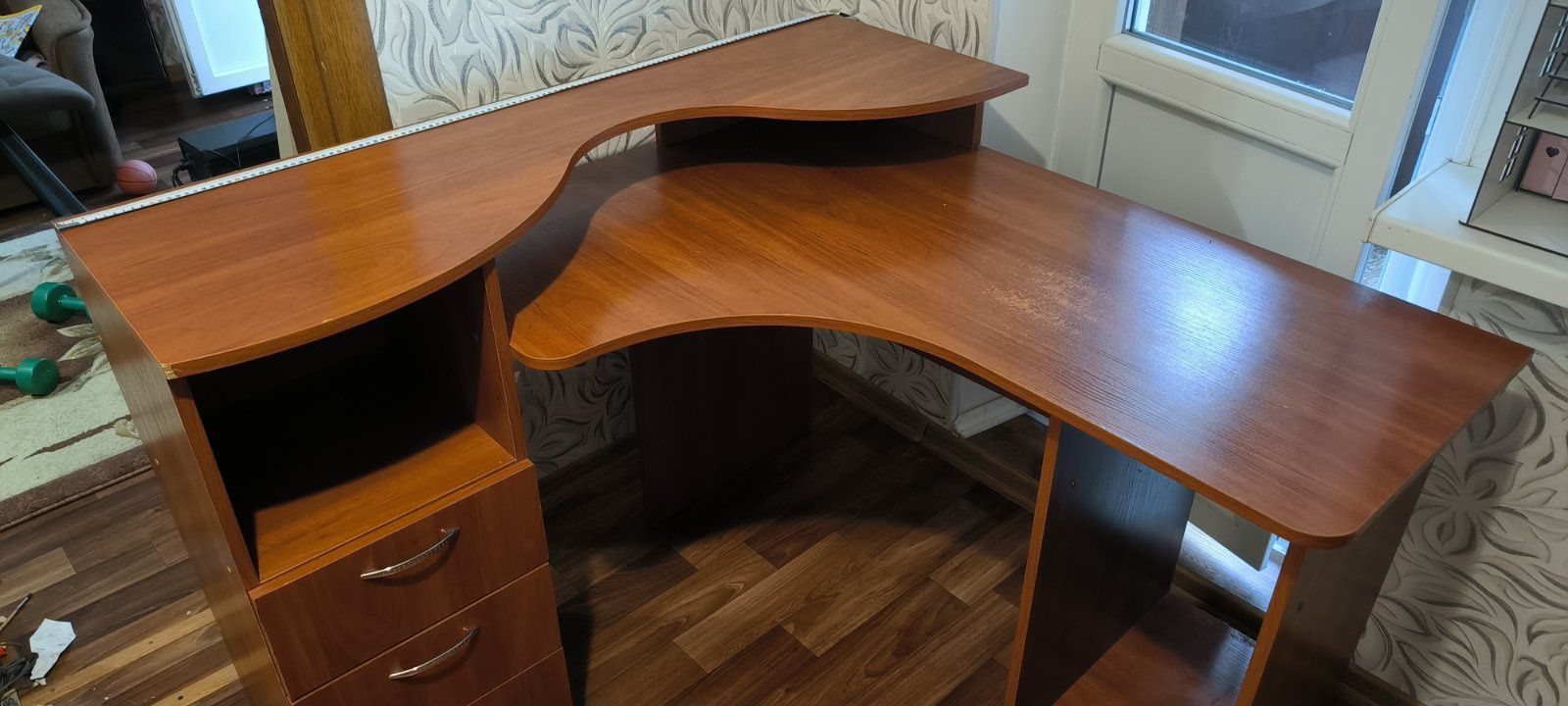 Продам комп'ютерний вугловий стіл
