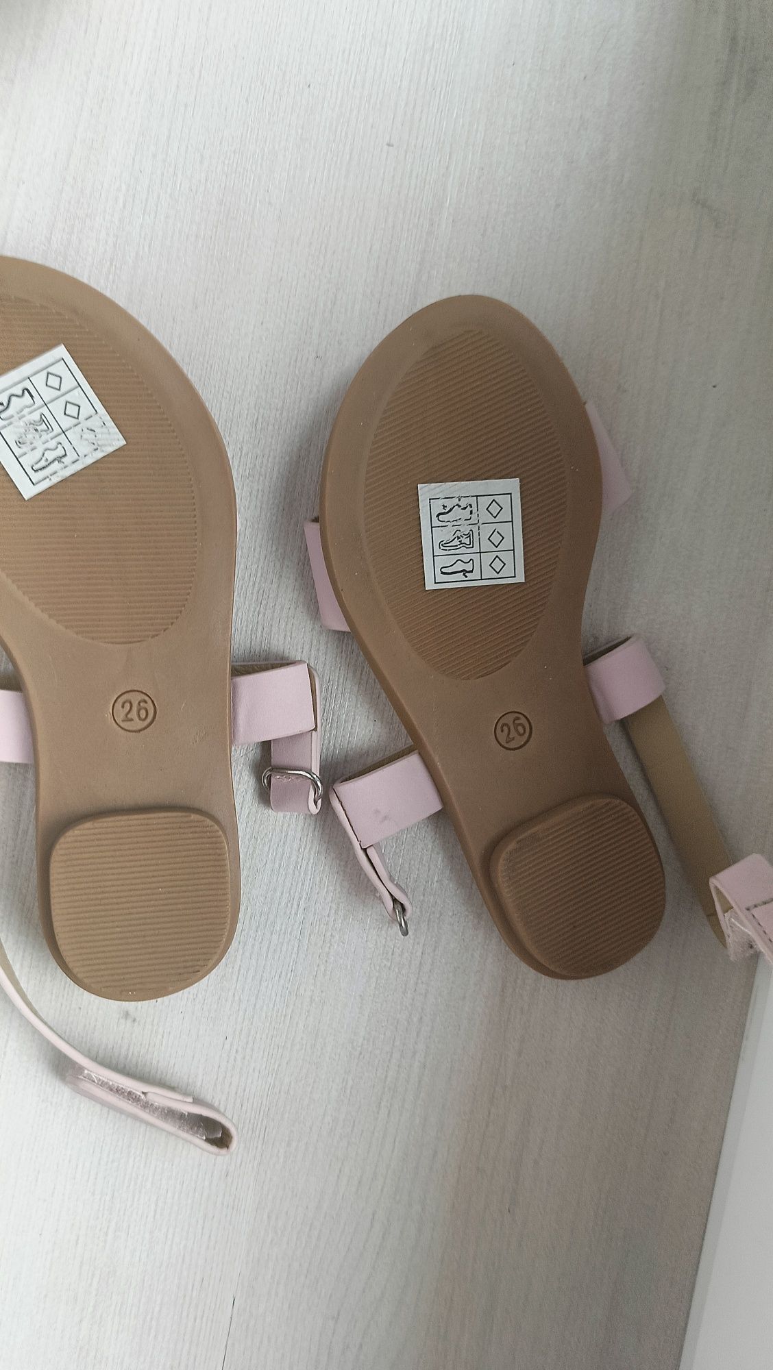 Nowe sandałki dla dziewczynki rozmiar 26