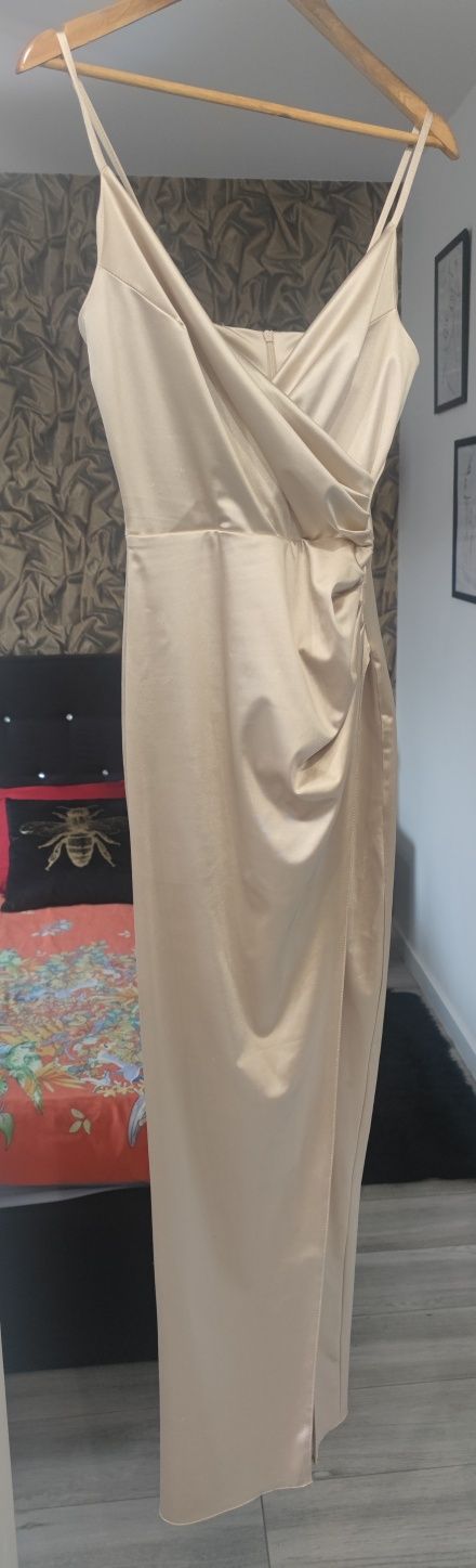 Długa złota satynowa sukienka koktajlowa
