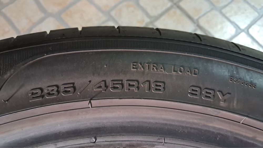 Três Pneus semi-novos