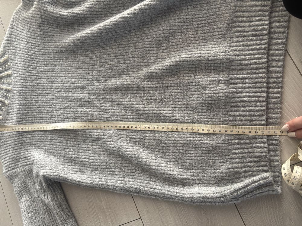 Szary mięciutki sweter golf z perełkami oversize