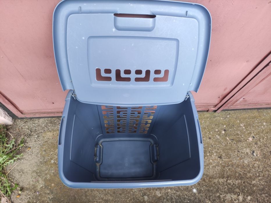 Kosz na pranie firmy Rubbermaid