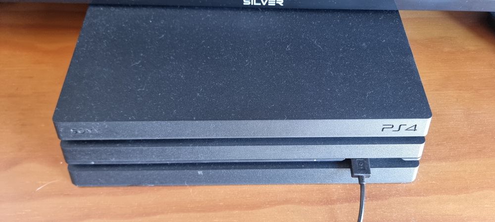 Playstation 4 Pro 1TB (ps4 pro) com comando