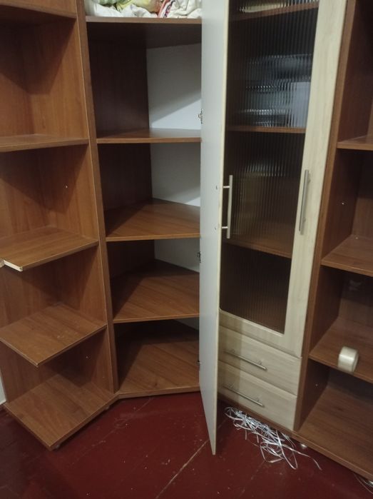 Продам стінку, з поличками та висувними шуфлядами.