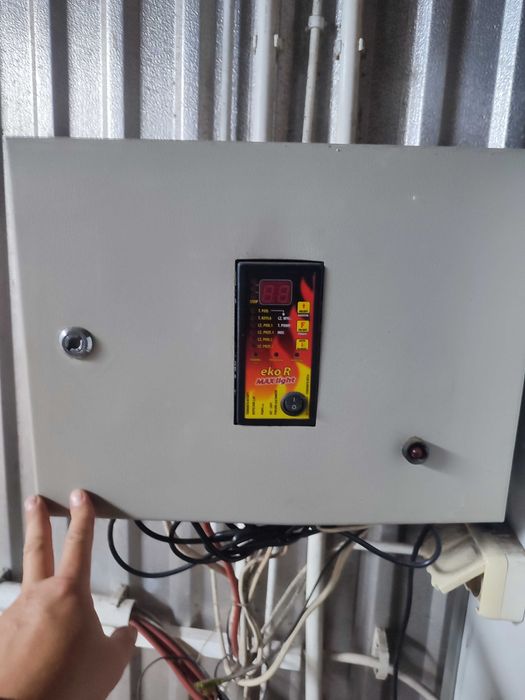 Skrzynka rozdzielnia elektryczna ze sterownikiem do pieca