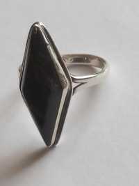 Srebrny pierścionek z czarnym kamieniem (hematyt?)
