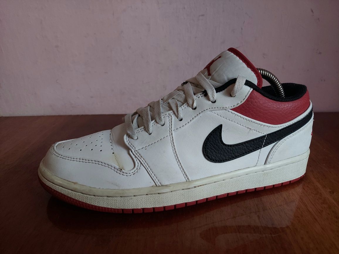 Кроссовки фірми air Jordan оригінал 

Розмір по бірці:
Us 9 UK 8 EUR 4