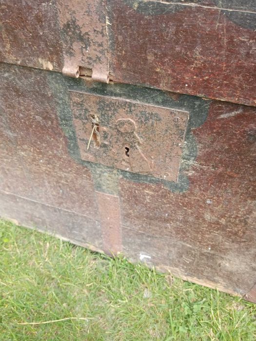 Antyk Stary kufer z metalowymi okuciami