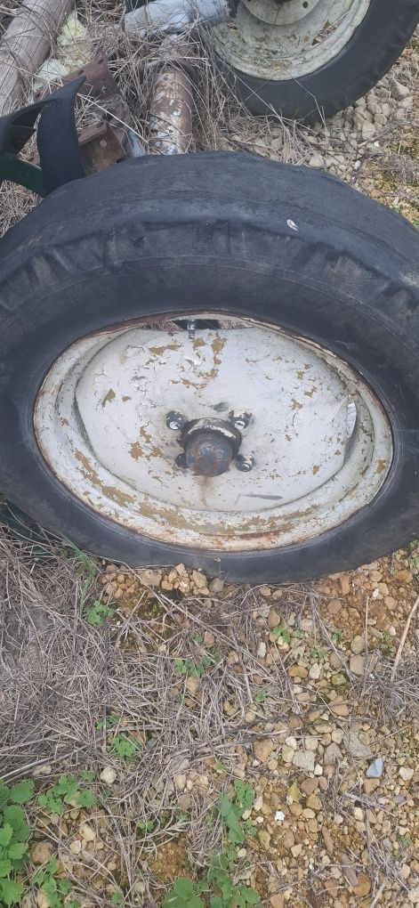 Ursus 4011 oś przednia miękka z kołami.