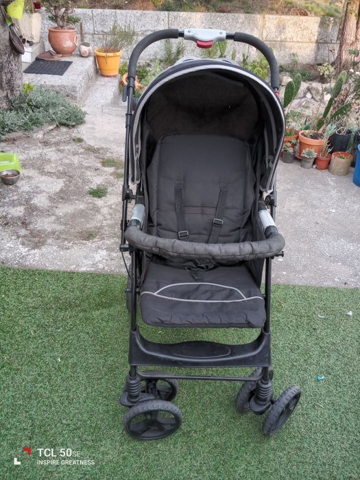 Carrinho de bebê em estado razoável, tem algumas marcas de uso .