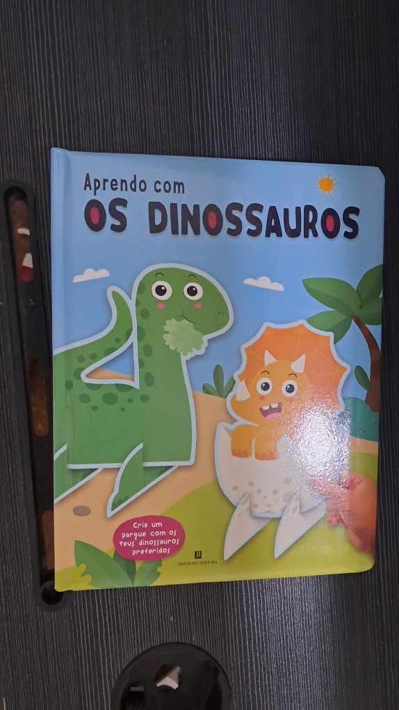 Livro de dinossauros com atividades