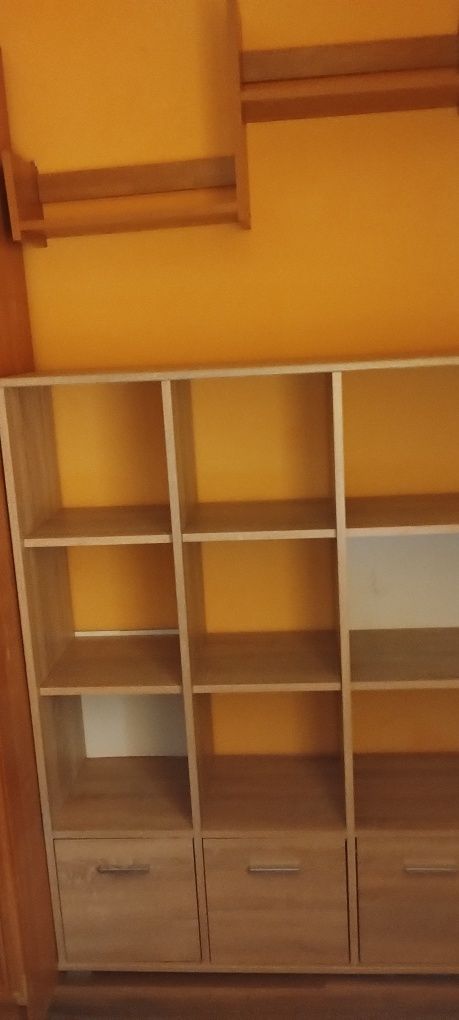 Regał z trzema półkami na dole